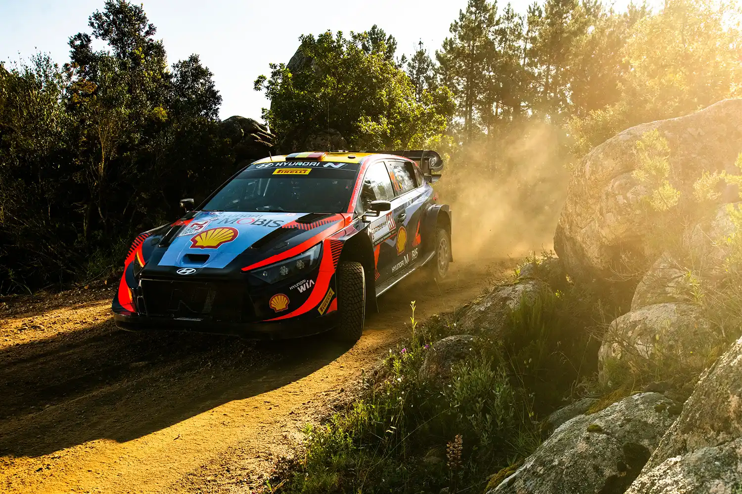 WRC – Tenacious Neuville seizes Italy lead on chaotic penultimate day