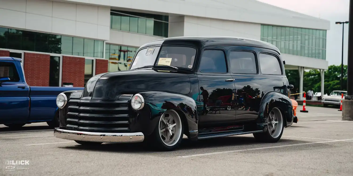 1952 Chevrolet Suburban With Big Heart