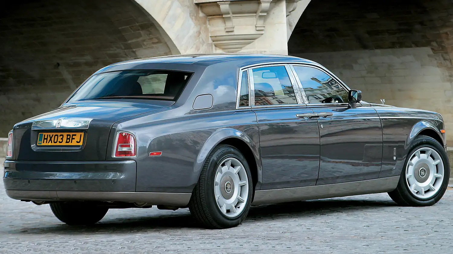 Rolls-Royce Phantom Extended dimensions, boot space and similars