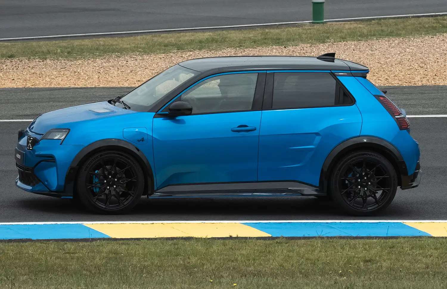 Alpine Electrifies Goodwood with A290 Hot Hatch Debut and Motorsport Legends