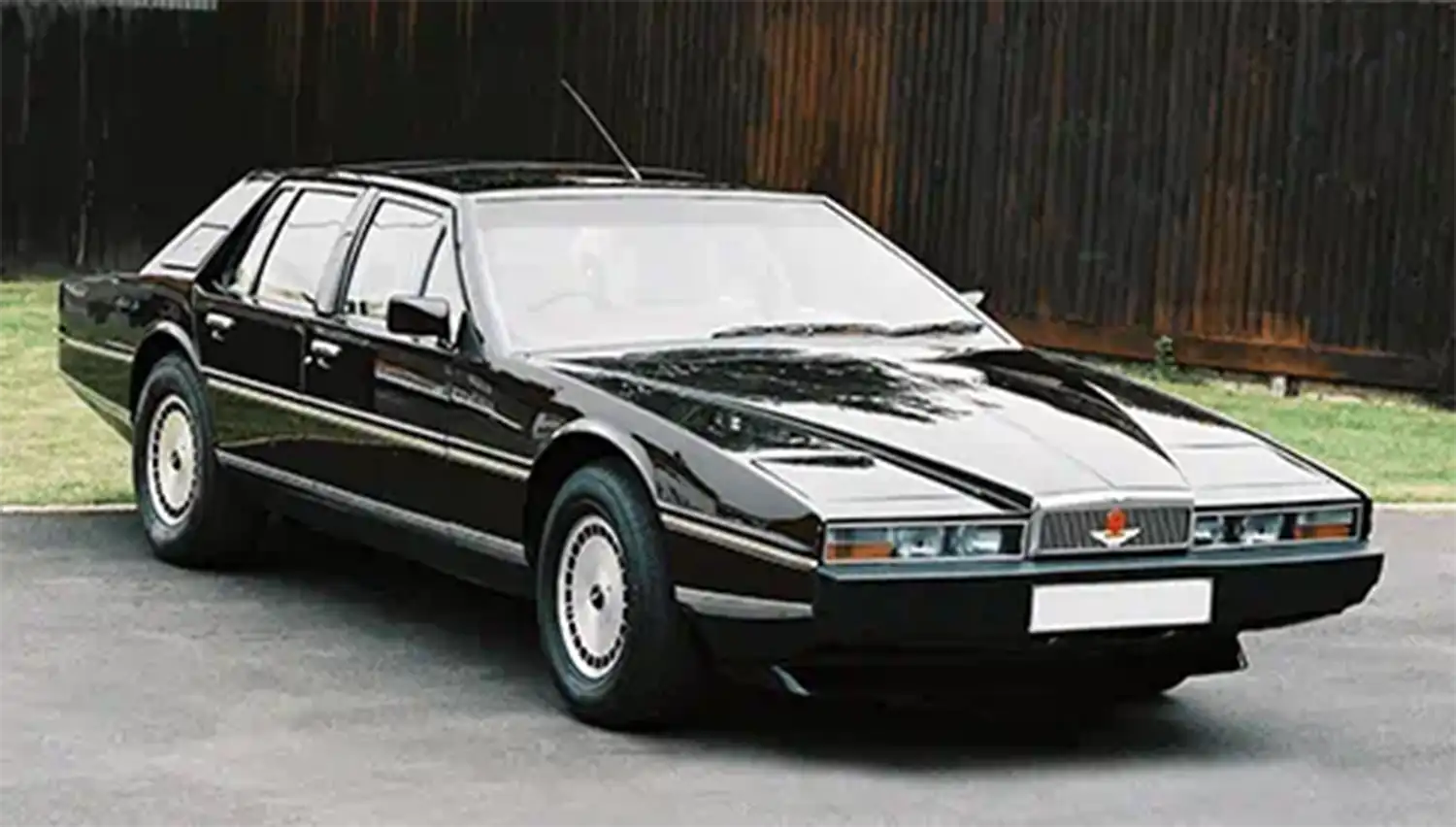 Aston Martin Lagonda (1974 – 1990): A Landmark in Luxury and Innovation