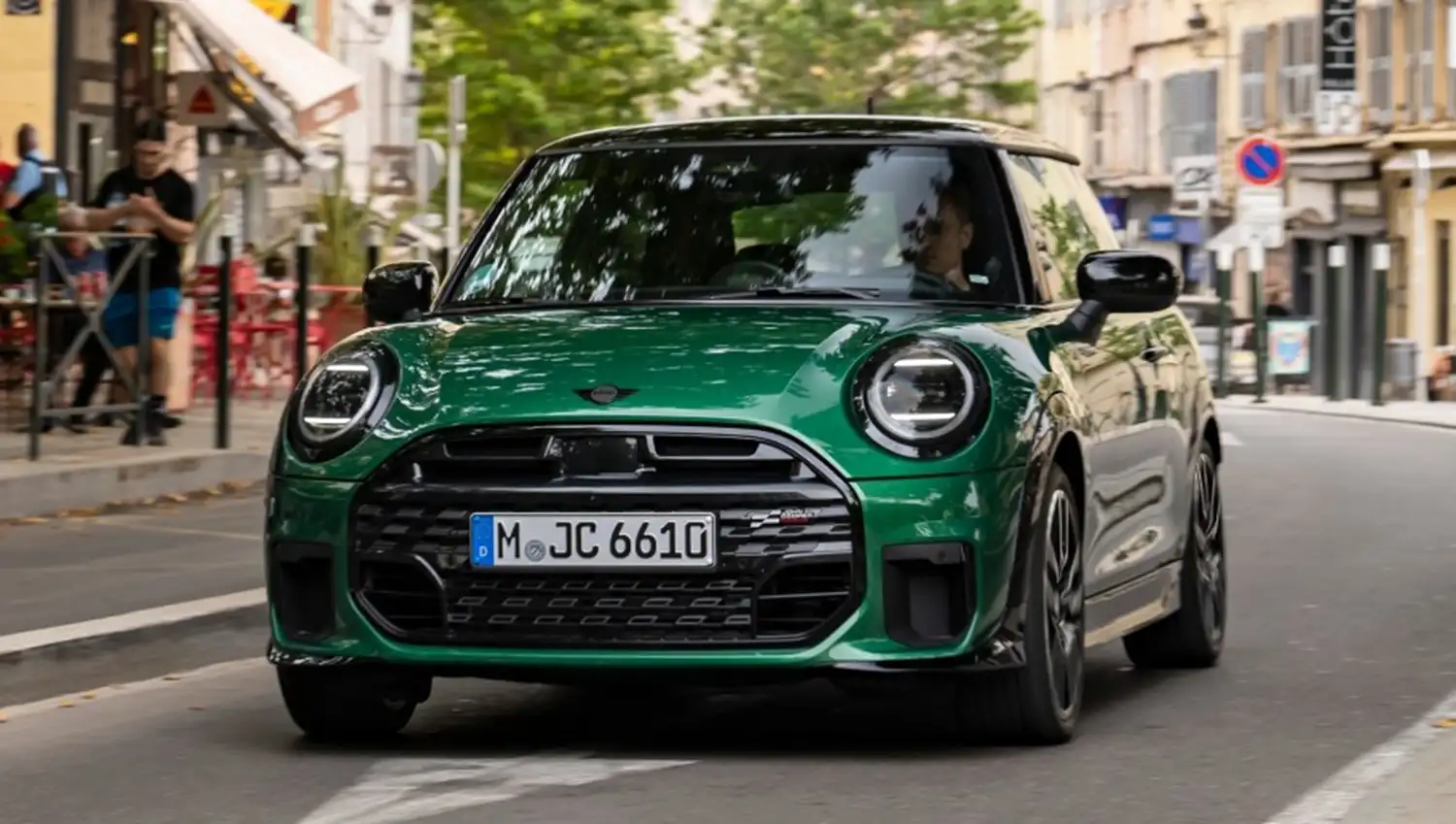 MINI Cooper S in JCW Trim: Sporty Design with Brand-Typical Performance