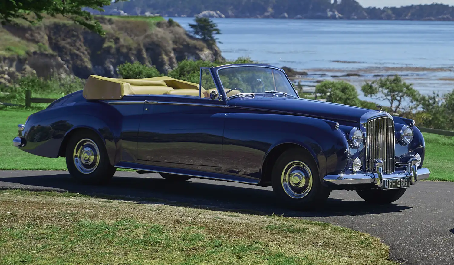 1961 Bentley S2 Drophead Coupe: A Rare Masterpiece Restored to Original Splendor