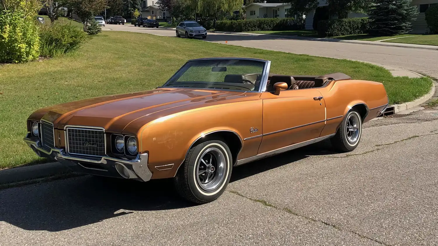 Sun-Kissed Elegance: A 1972 Oldsmobile Cutlass Supreme Convertible Awaits