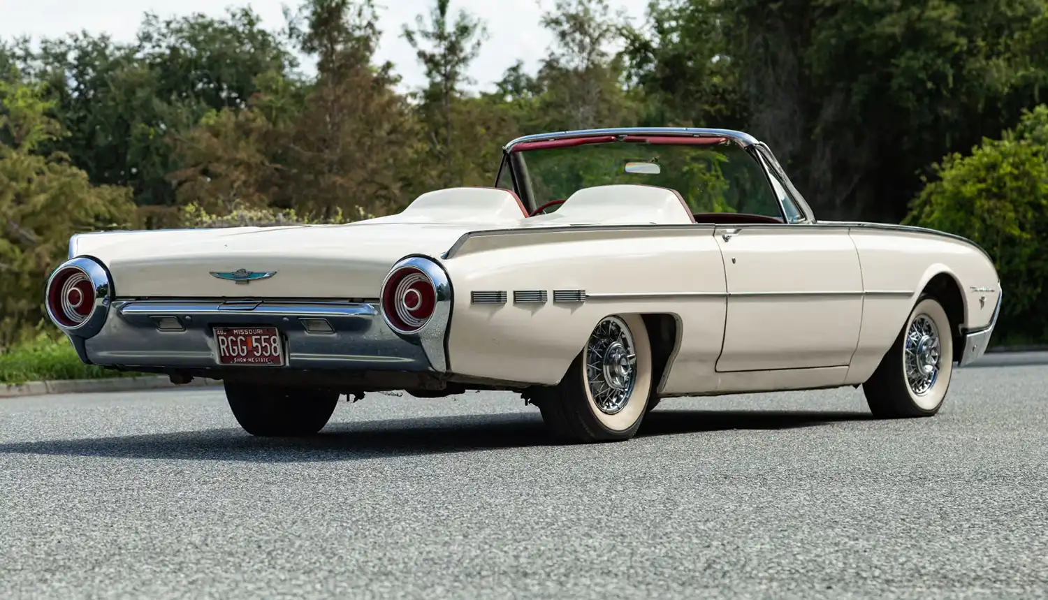 Classic Elegance: 1962 Ford Thunderbird Sports Roadster