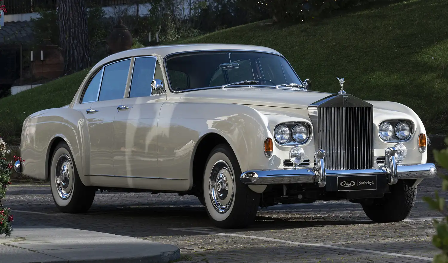 Timeless Elegance: 1964 Rolls-Royce Silver Cloud III ‘Flying Spur’ Sports Saloon