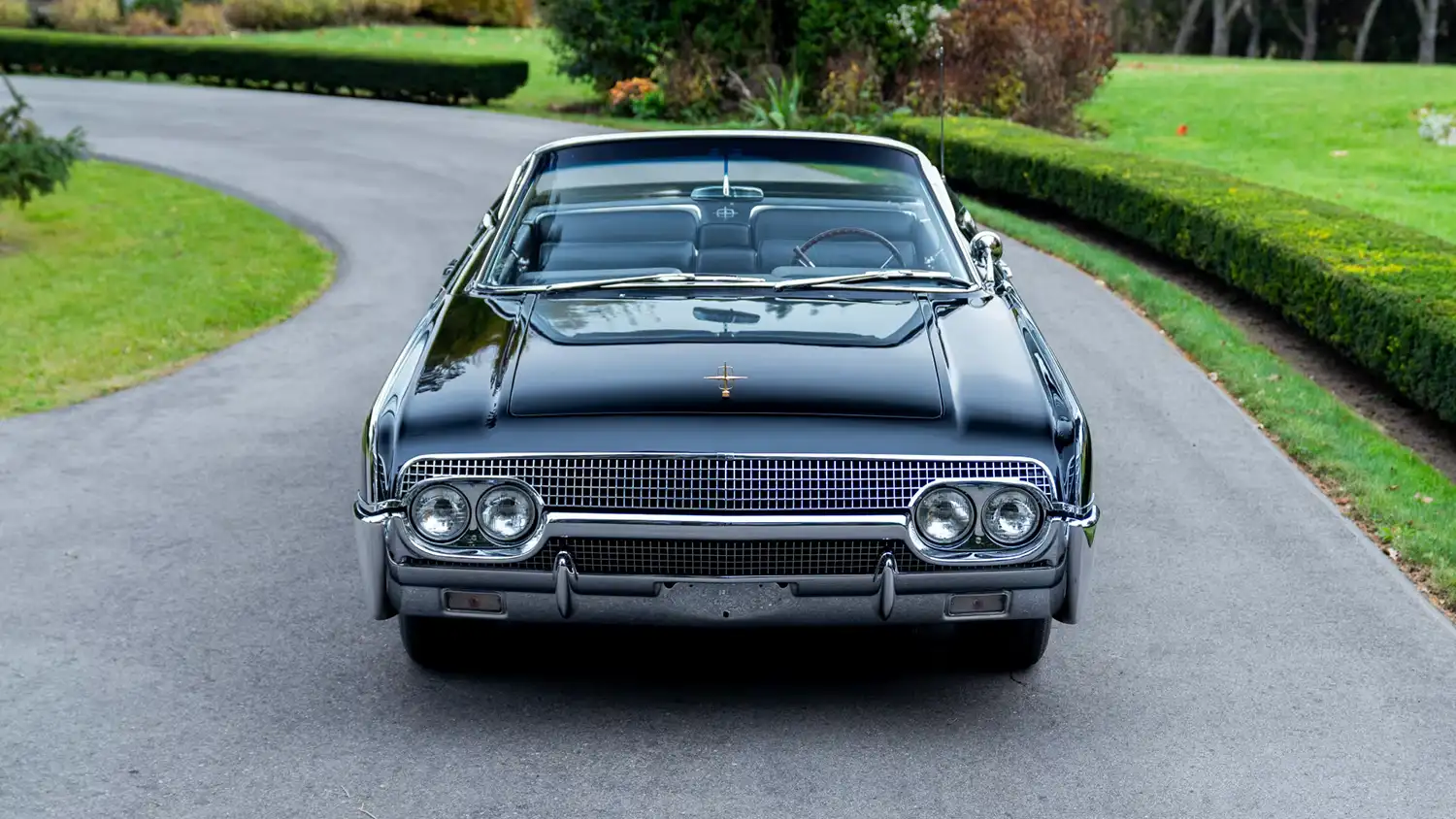 Presidential Elegance: 1961 Lincoln Continental Convertible