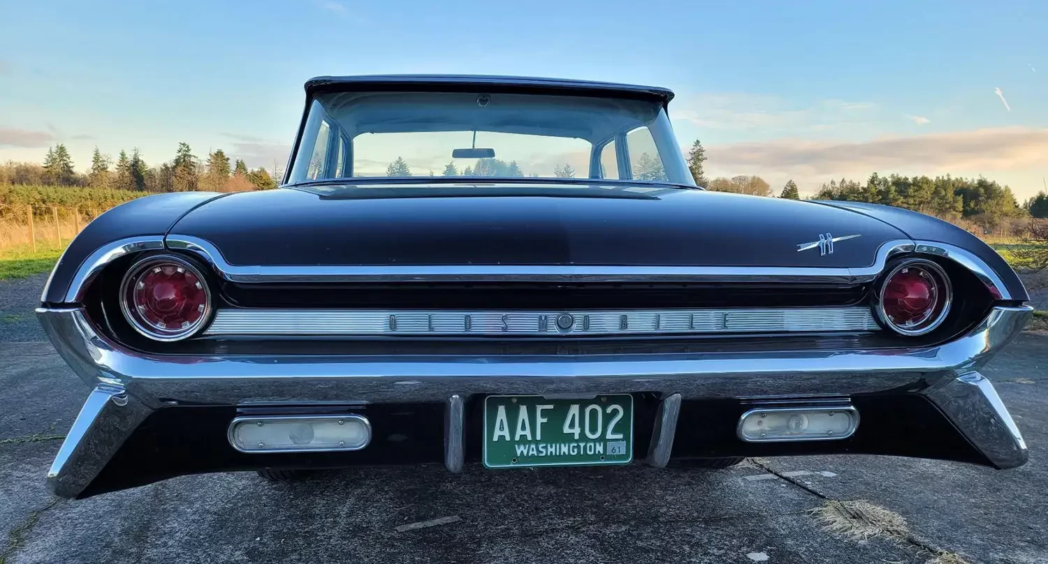 1961 Oldsmobile Dynamic 88 Celebrity Sedan: The Pinnacle of Early ’60s Elegance