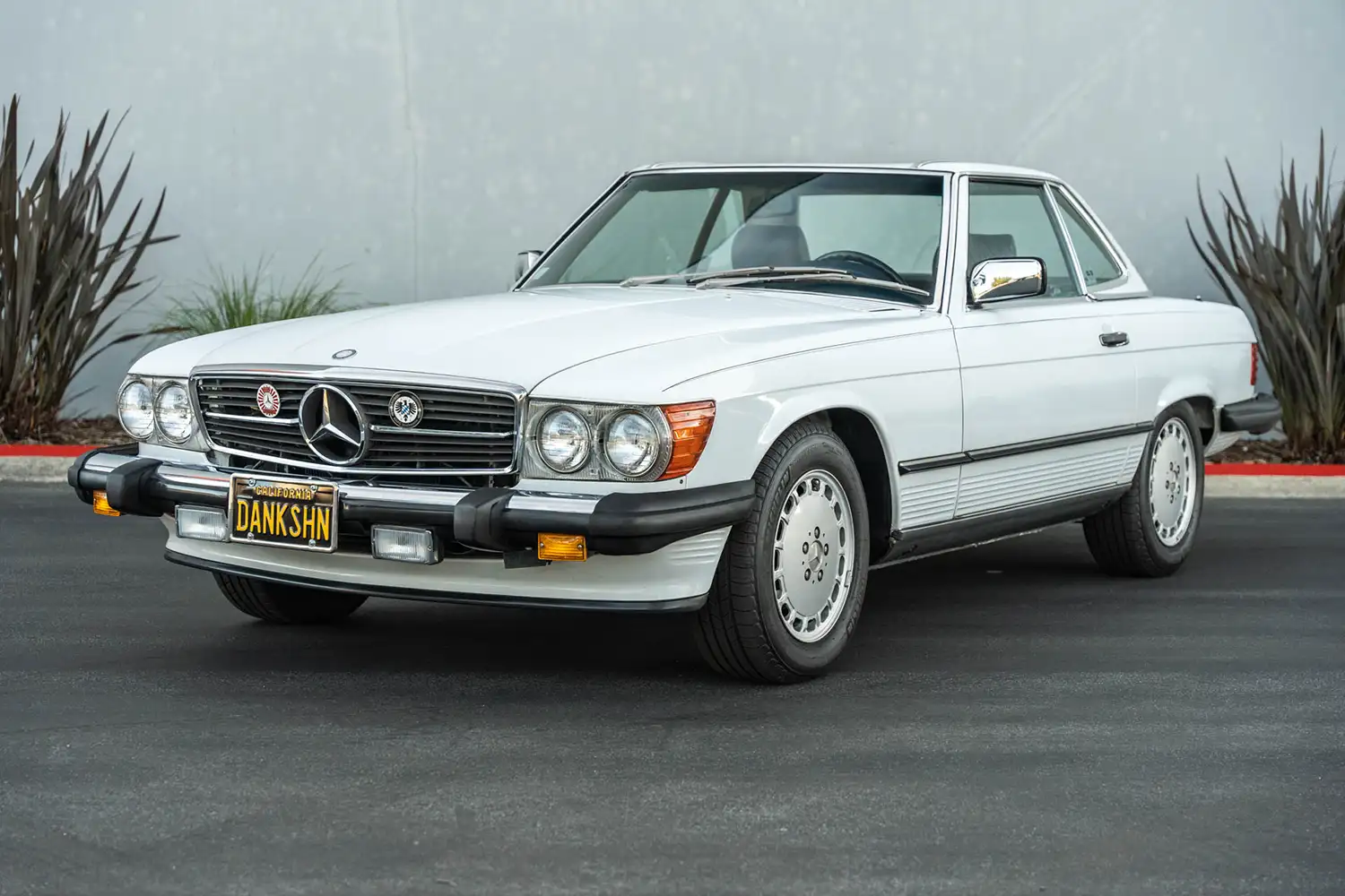 1989 Mercedes-Benz 560SL: Arctic White Elegance