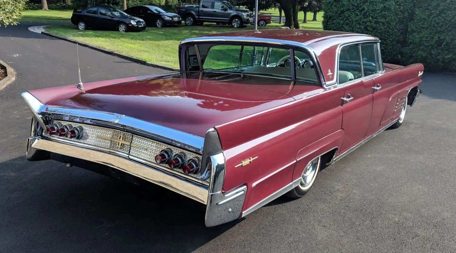 Monochrome Marvel: The 1960 Lincoln Continental’s Striking Style