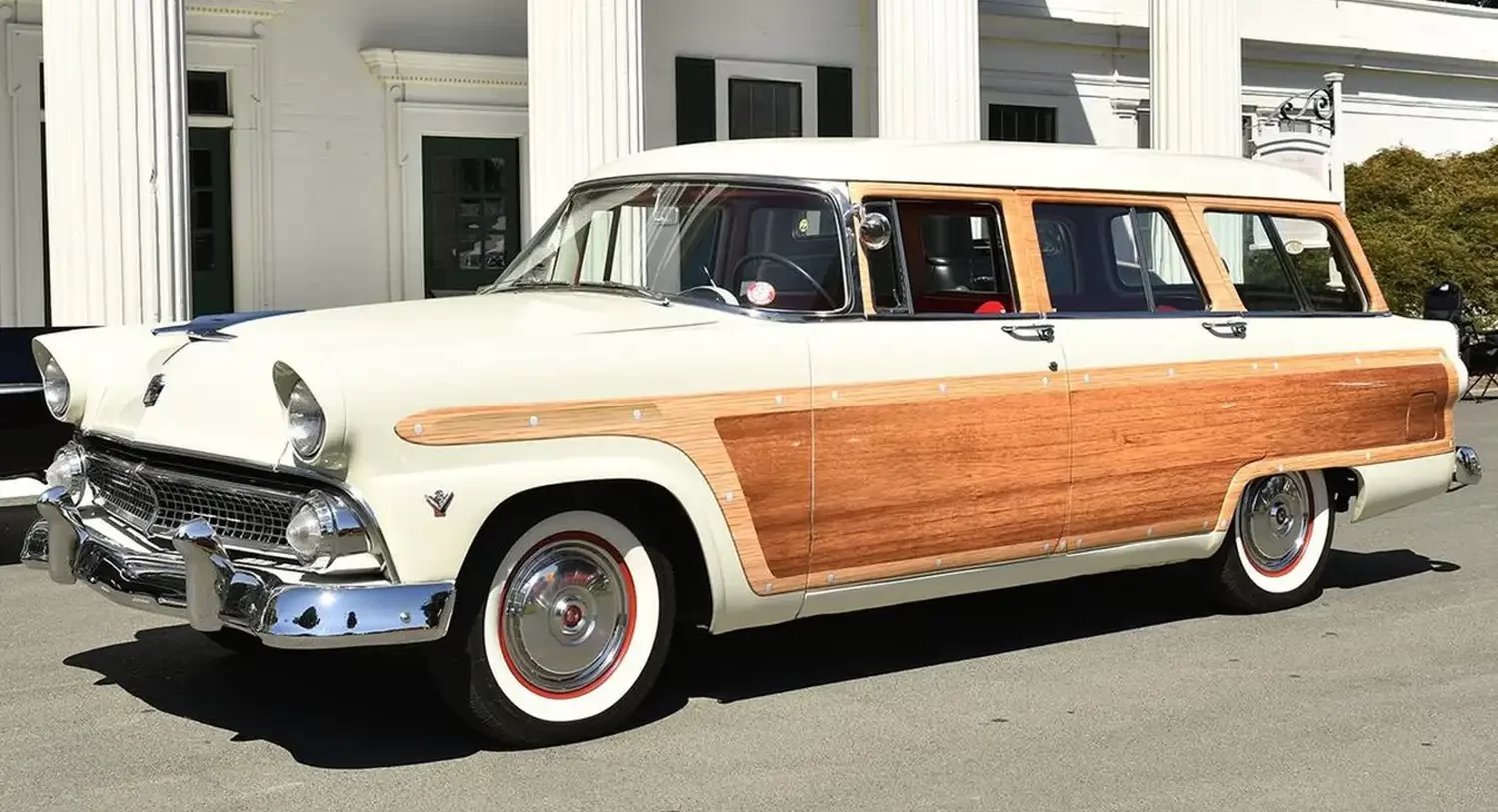 1955 Ford Wagon: Ready for Adventure