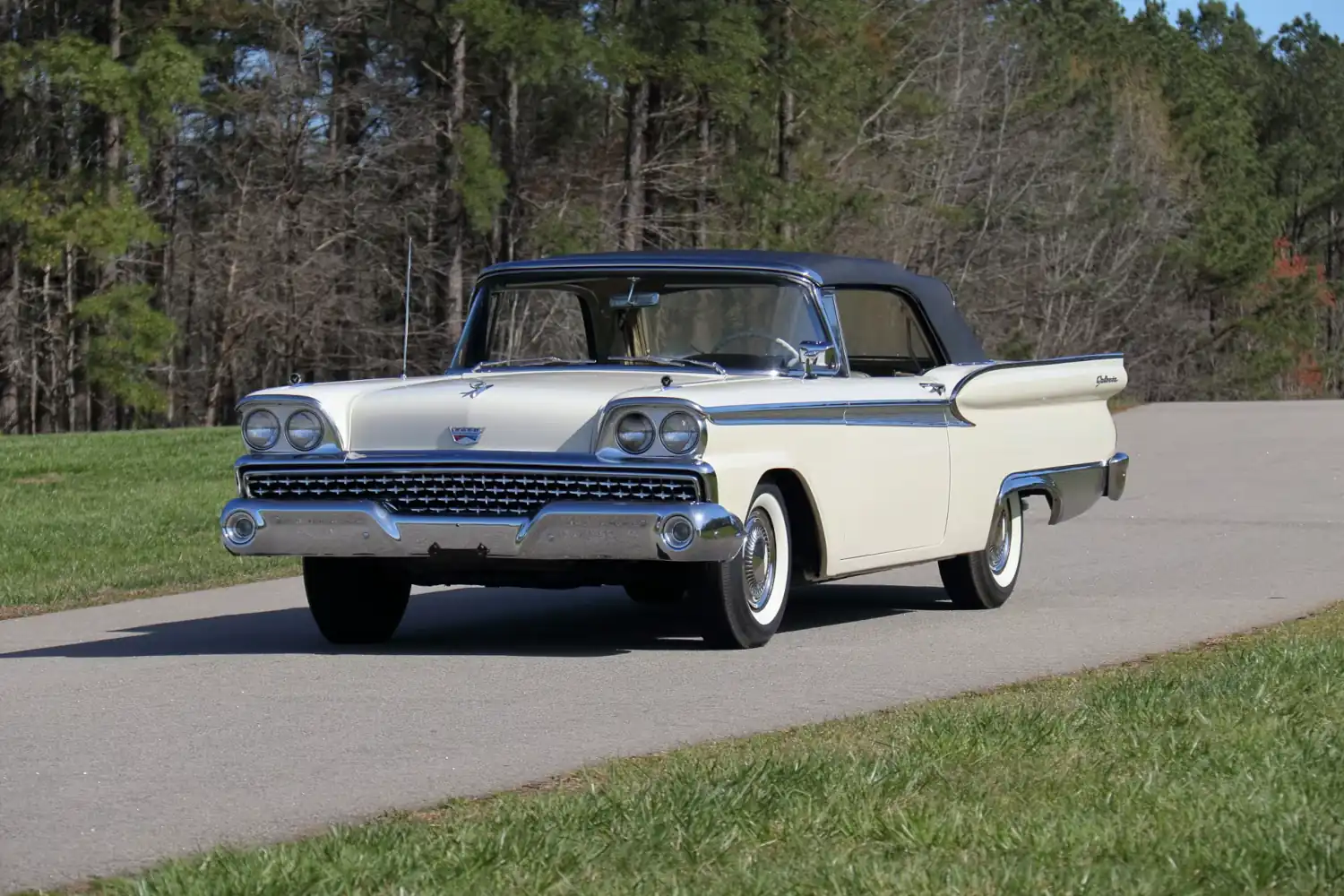 Starlight Cruiser: 1959 Ford Fairlane 500 Galaxie Convertible, 352 V8 and Open-Air Elegance