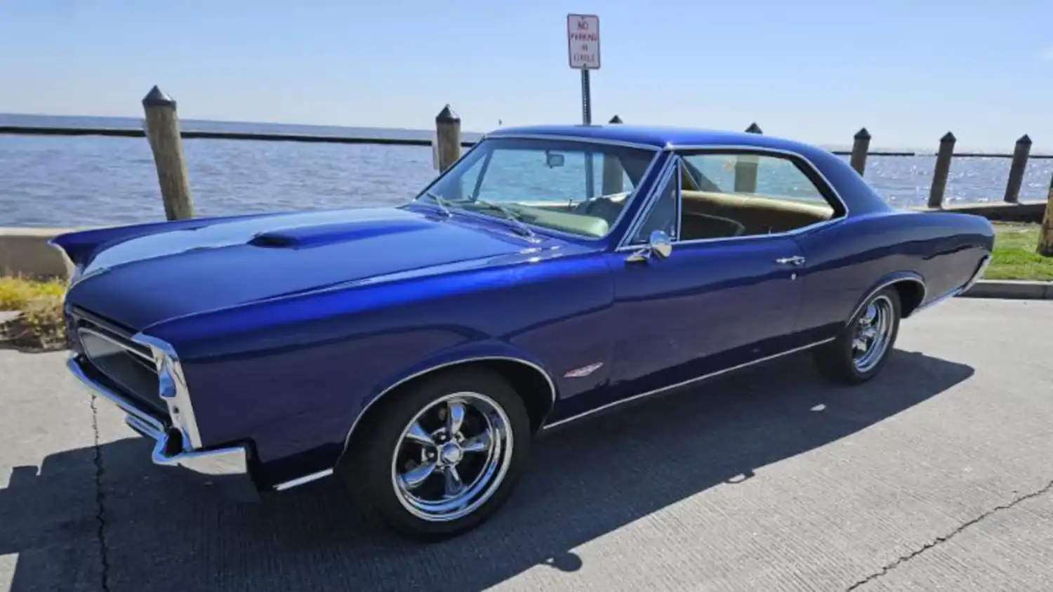 The 1966 Pontiac Lemans Hardtop: A Stunning Blue Classic with Gold Accents