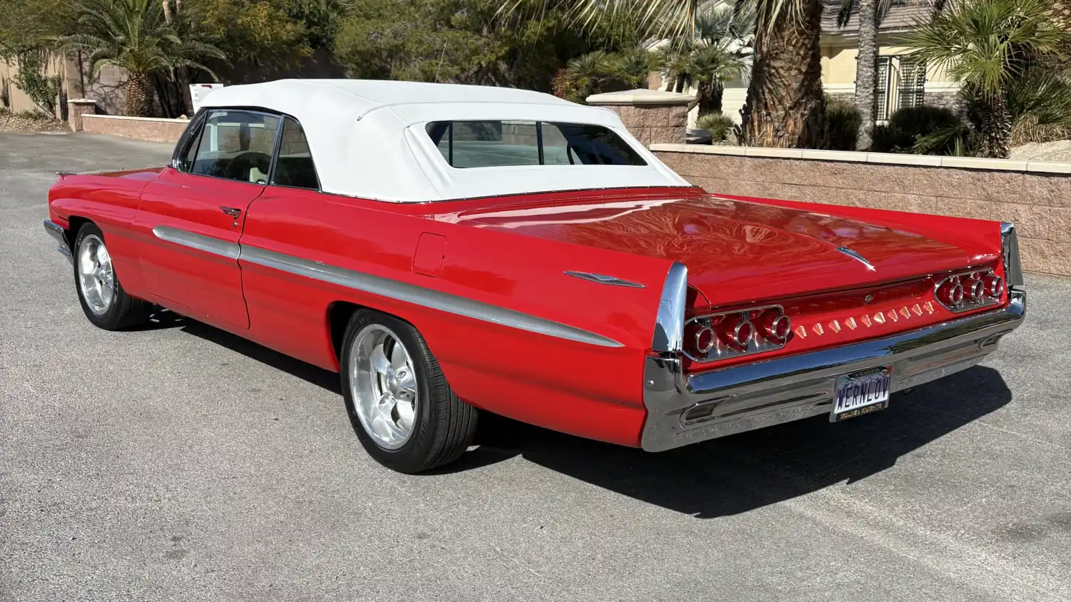 Red Roadster Revival: The 1961 Pontiac Bonneville Convertible’s Classic Custom Charm