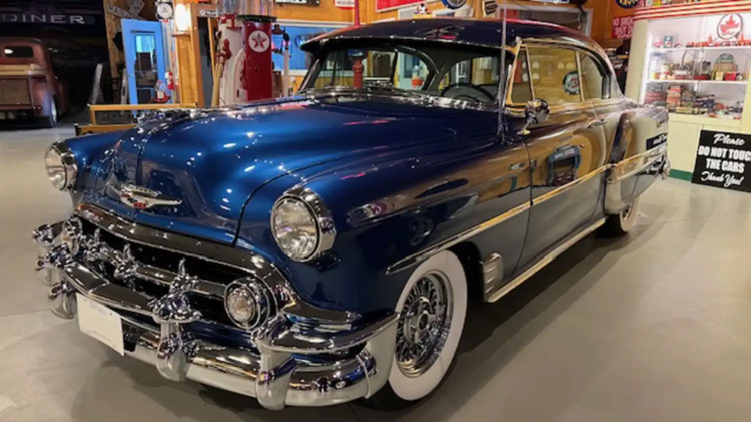 Classic Refined: 1953 Chevrolet Bel Air’s 350 V8 and Modern Amenities