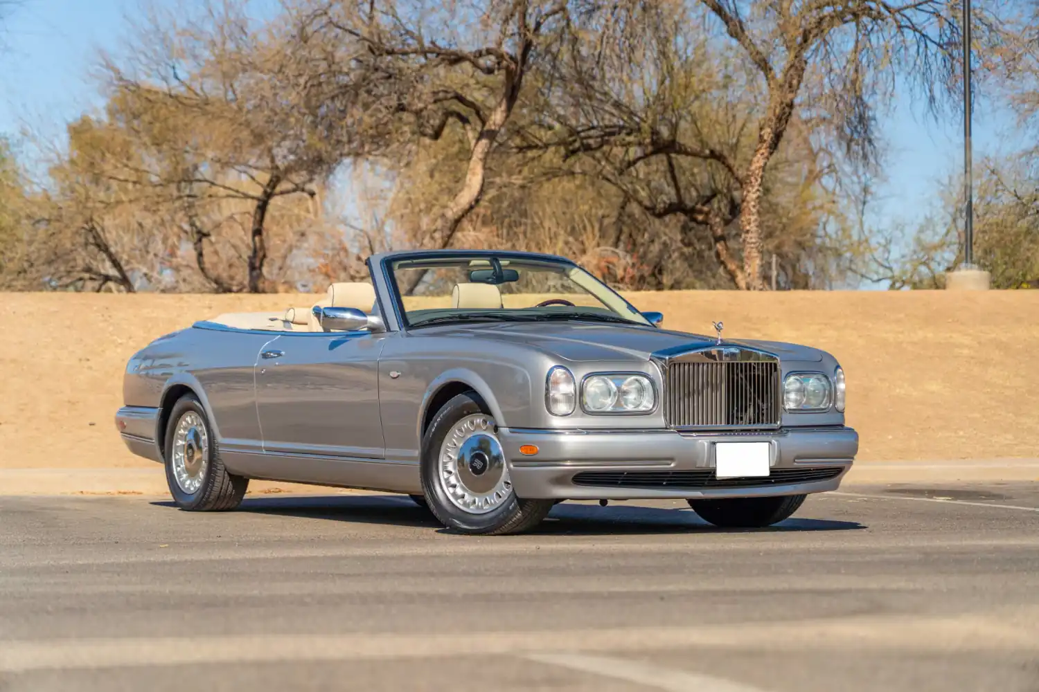 Silver Pearl Elegance: 2001 Rolls-Royce Corniche Heads to Glendale Auction