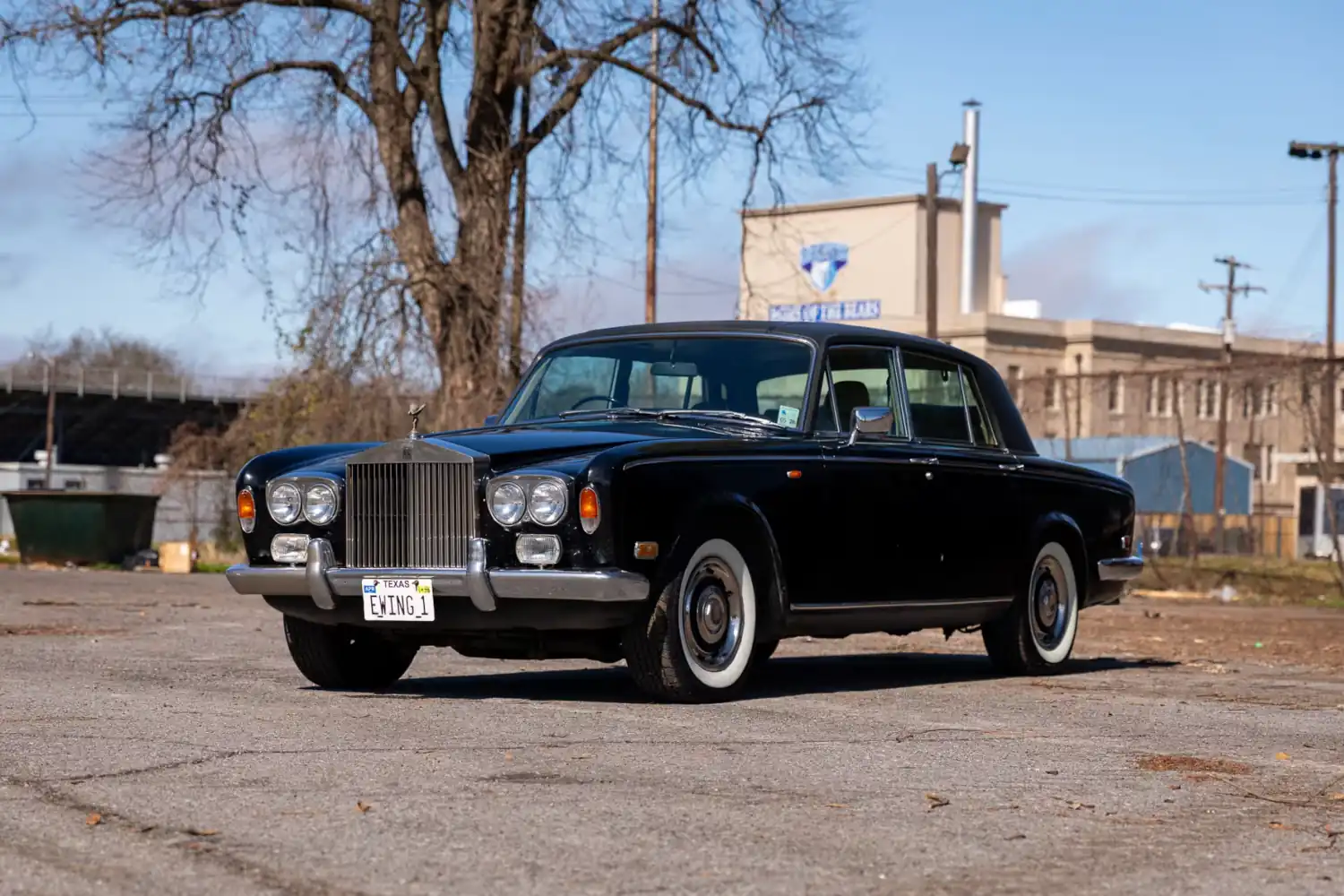 Shadow Serenity: 1975 Rolls-Royce Silver Shadow, 6.75L V8 in Timeless Black