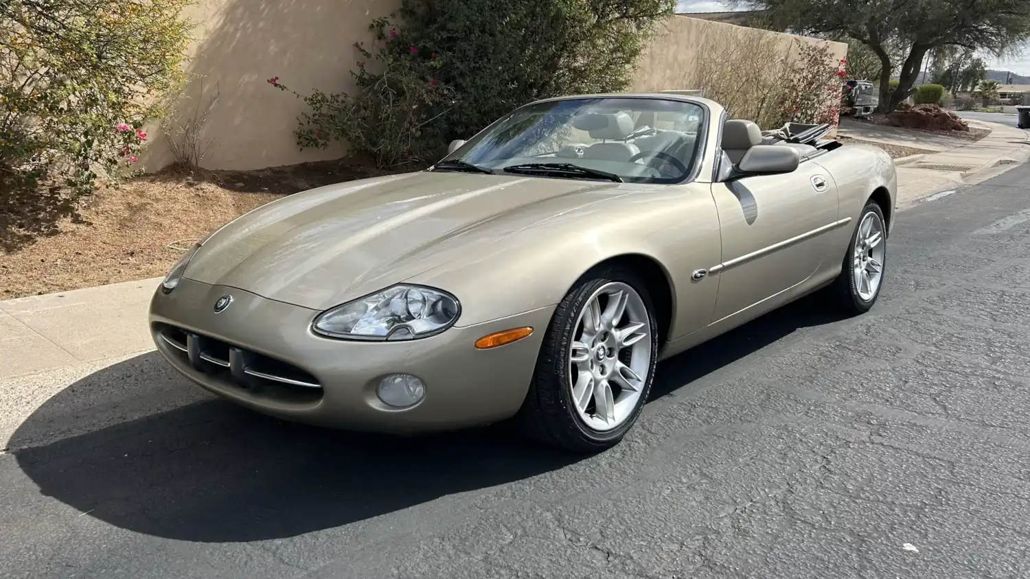 Tan Top Triumph: The 2001 Jaguar XK8 Convertible’s 4.0L V8 Grandeur