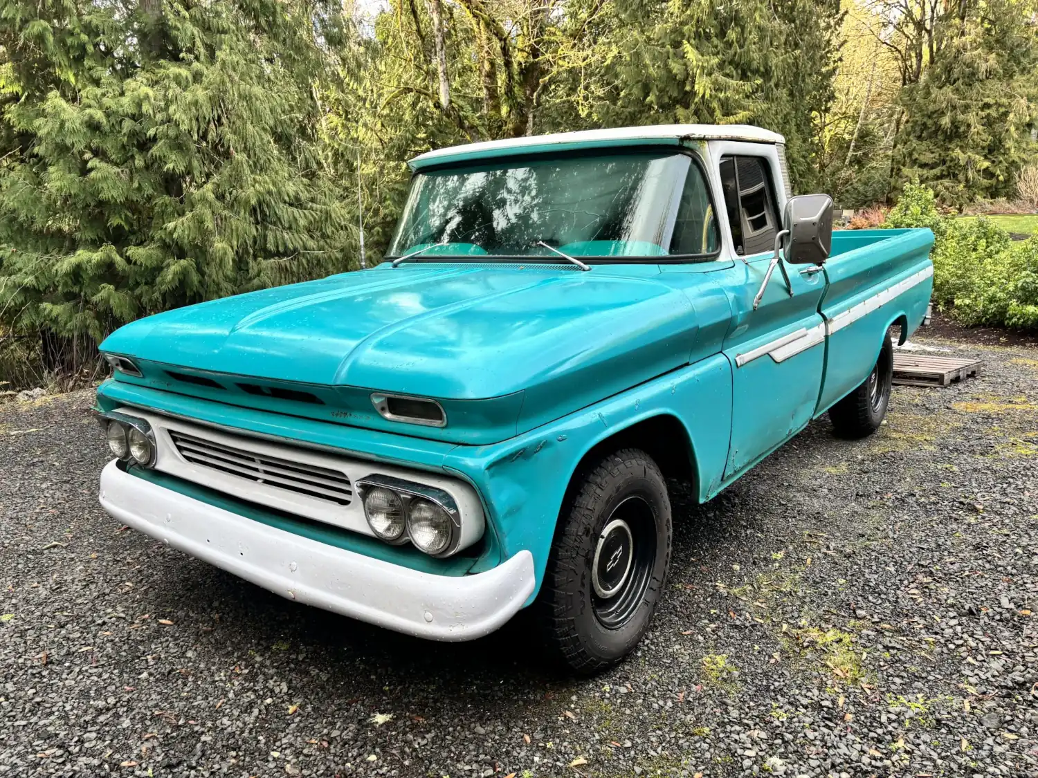 Turquoise Torque: The 1960 Chevrolet Apache C10’s 350 V8 Transformation