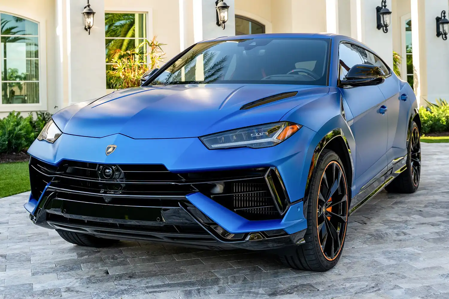 2023 Lamborghini Urus S: Twin-Turbo V8 Power and Refined Luxury