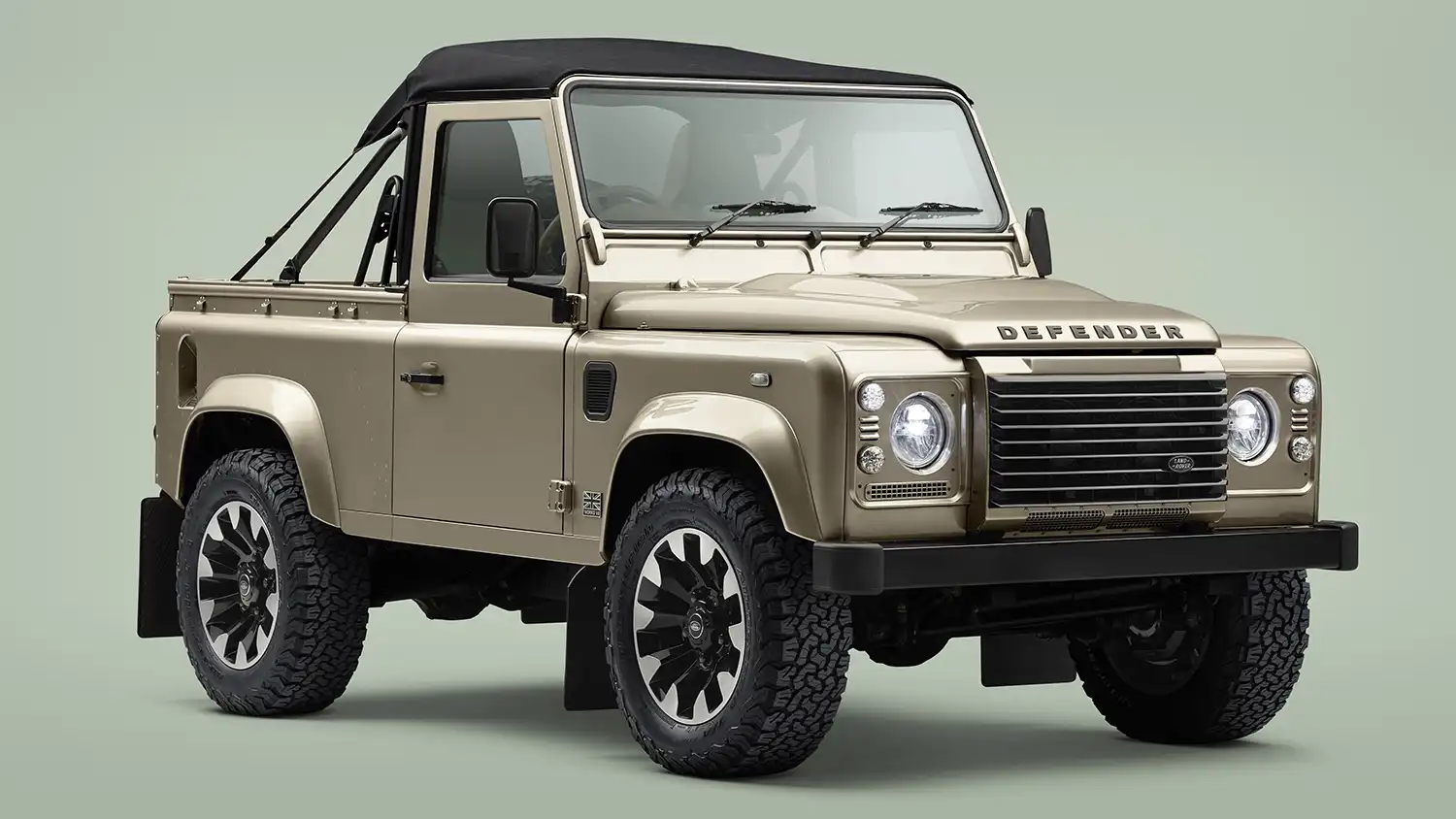 2025 Land Rover Defender Classic V8 Soft Top: An Open-Air Icon Returns