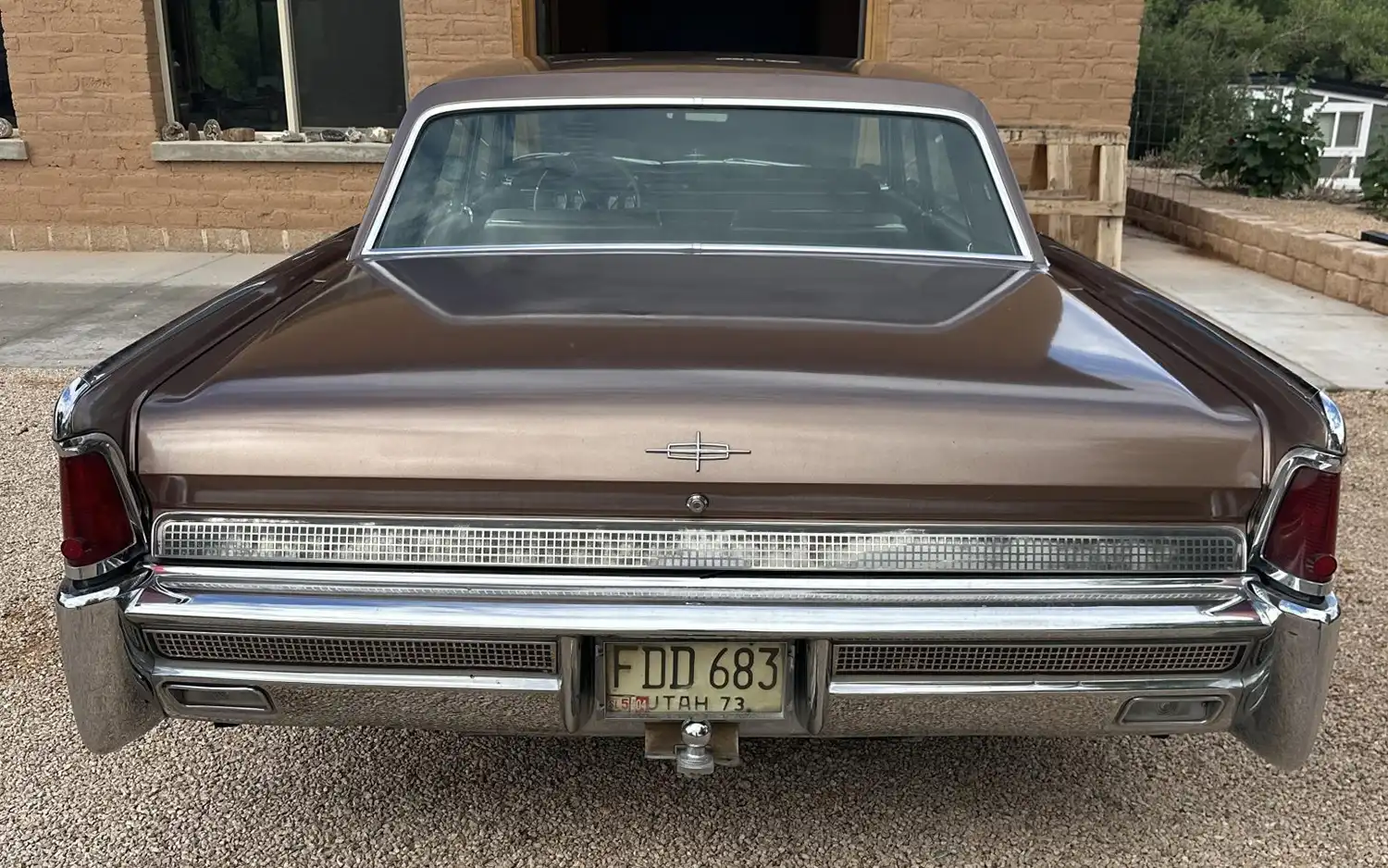 Timeless Elegance: 1964 Lincoln Continental Sedan – A Classic Beauty