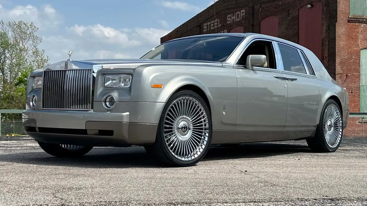 Timeless Majesty: 2004 Rolls-Royce Phantom with V12 Power and Iconic Style