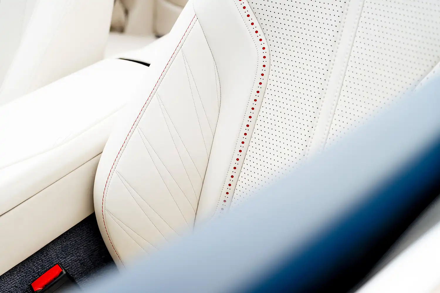 Aston Martin DB12 Volante Palm Beach Edition