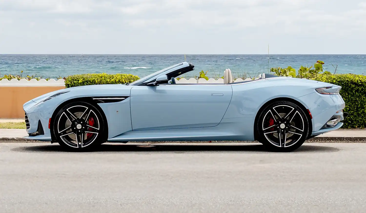 Aston Martin DB12 Volante Palm Beach Edition
