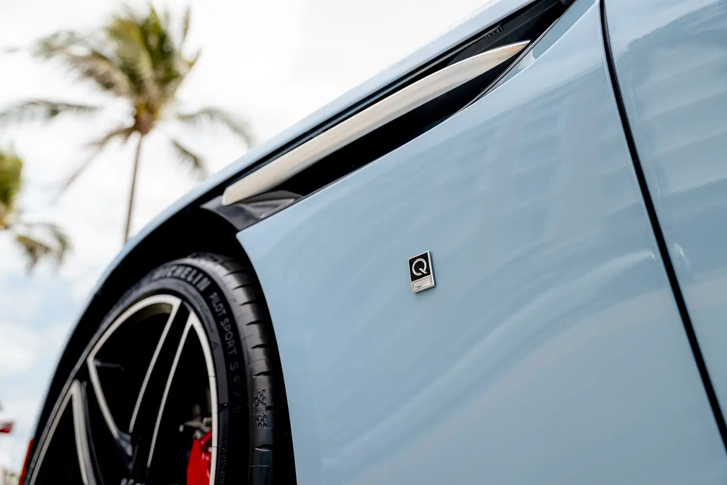 Aston Martin DB12 Volante Palm Beach Edition