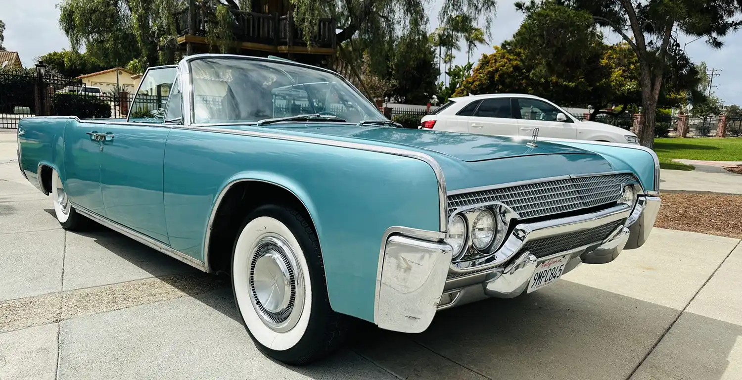 Timeless Elegance: 1961 Lincoln Continental Convertible with 430 V8 Power