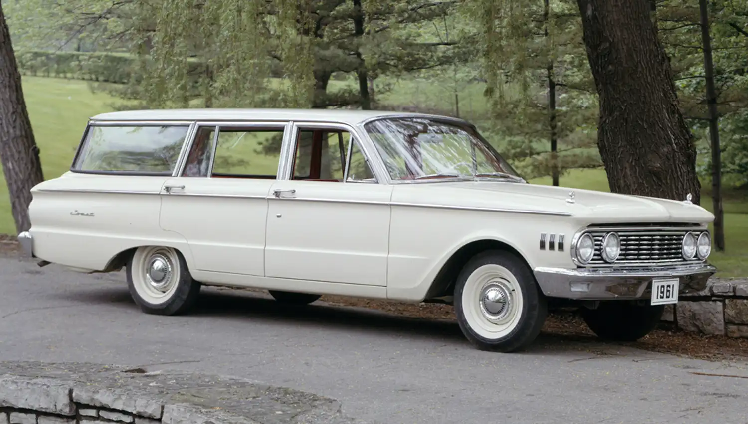 Driving Dreams: The 1961 Mercury Comet Wagon’s Road to Stardom