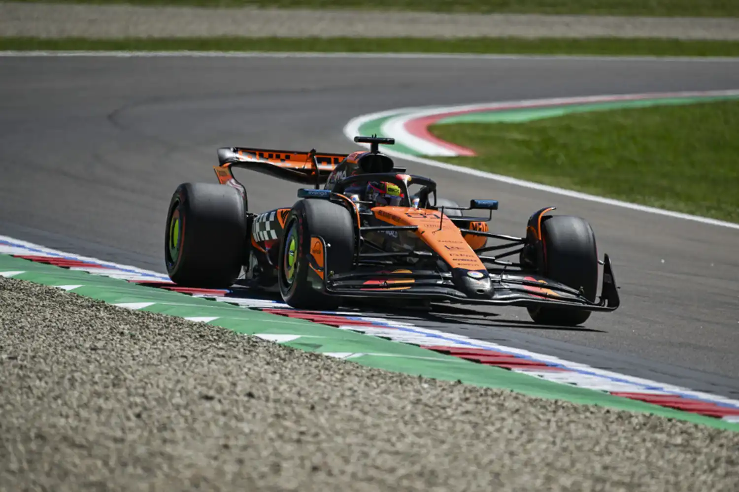 F1 – Piastri Leads Opening Imola Practice Amid Bortoleto Red Flag