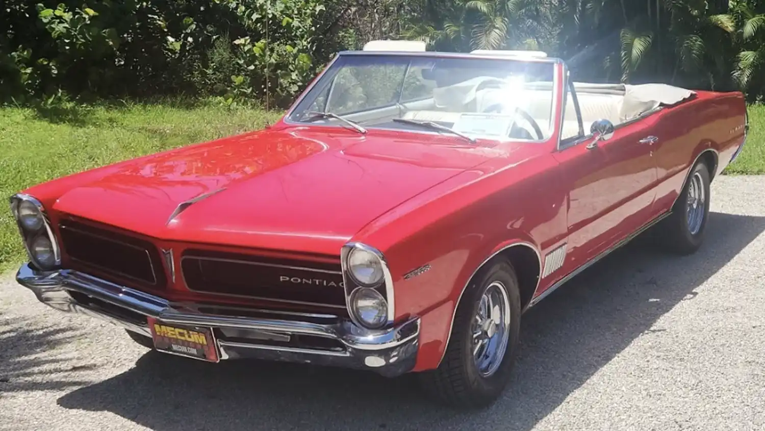 The Ultimate Summer Ride: A Stunning 1965 Pontiac LeMans Convertible