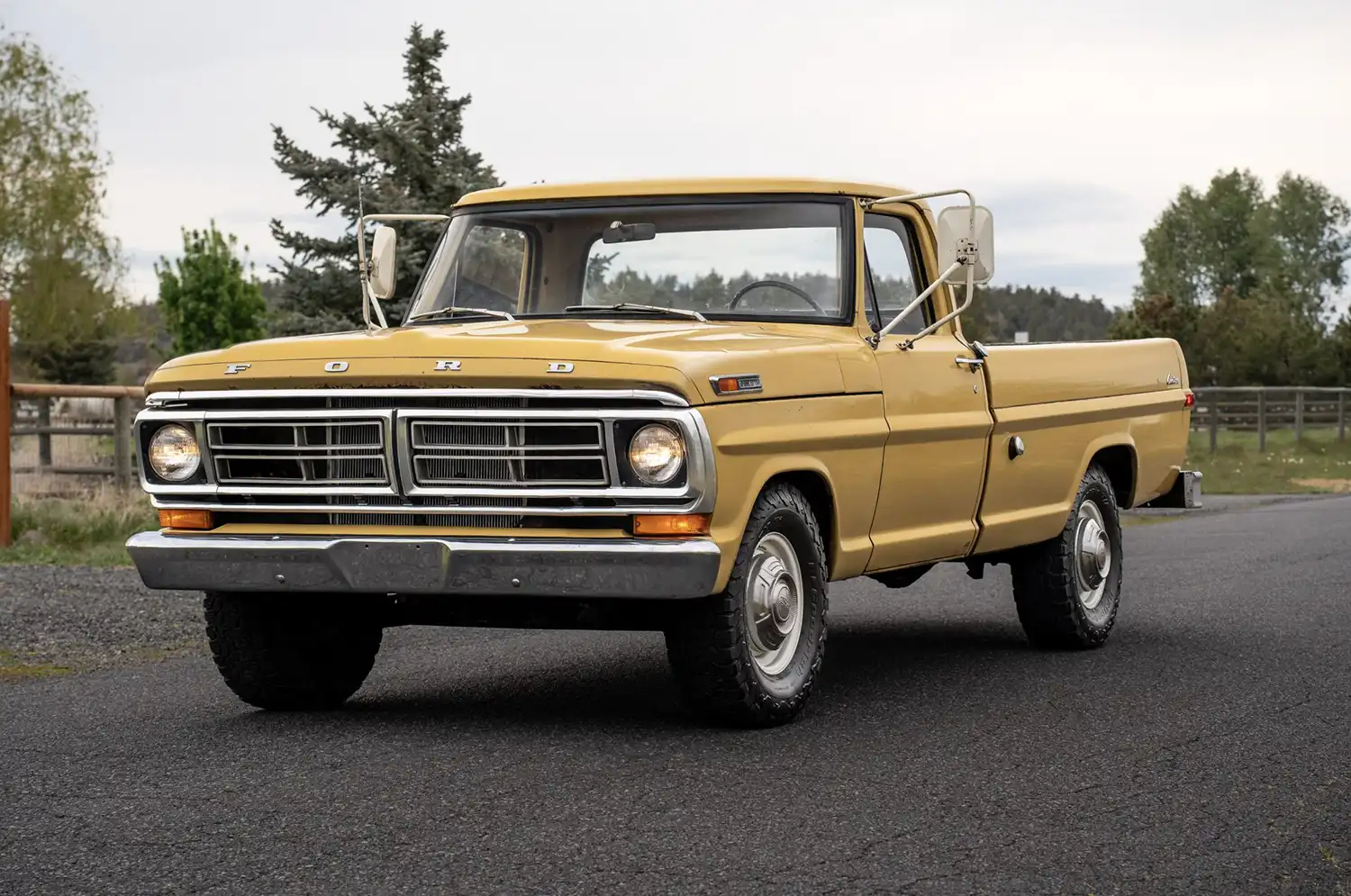 A Timeless 1972 Ford F-250 Custom Pickup: A Blend of Power and Vintage Charm
