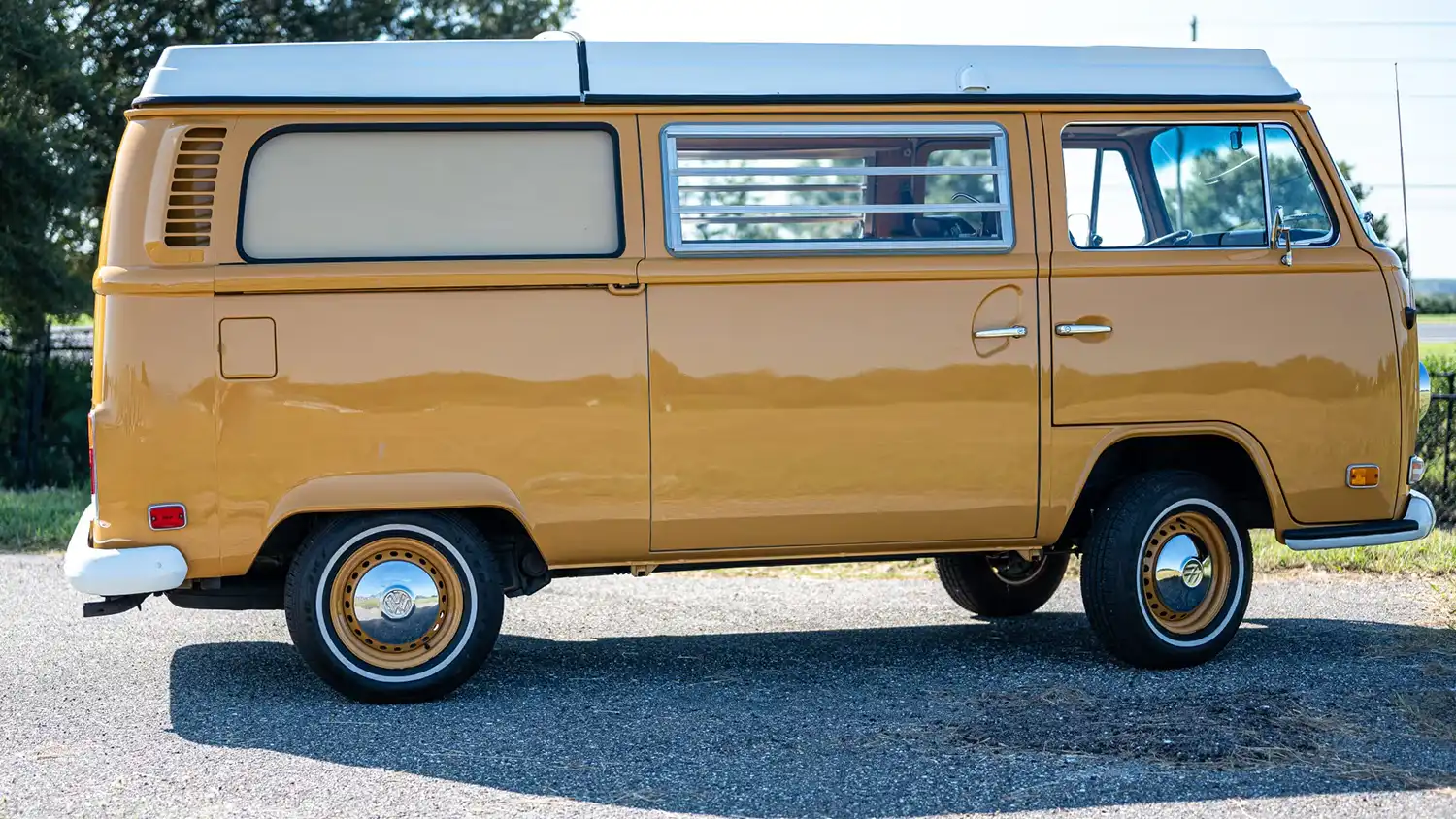 1972 Volkswagen Type II Camper Bus