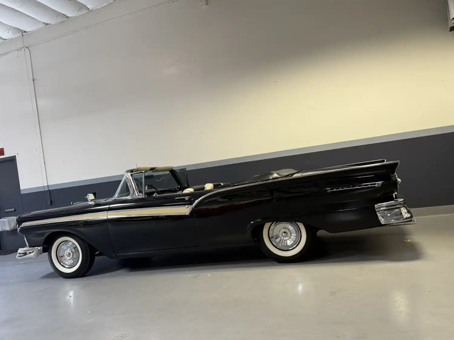 1957 Ford Fairlane 500 Sunliner
