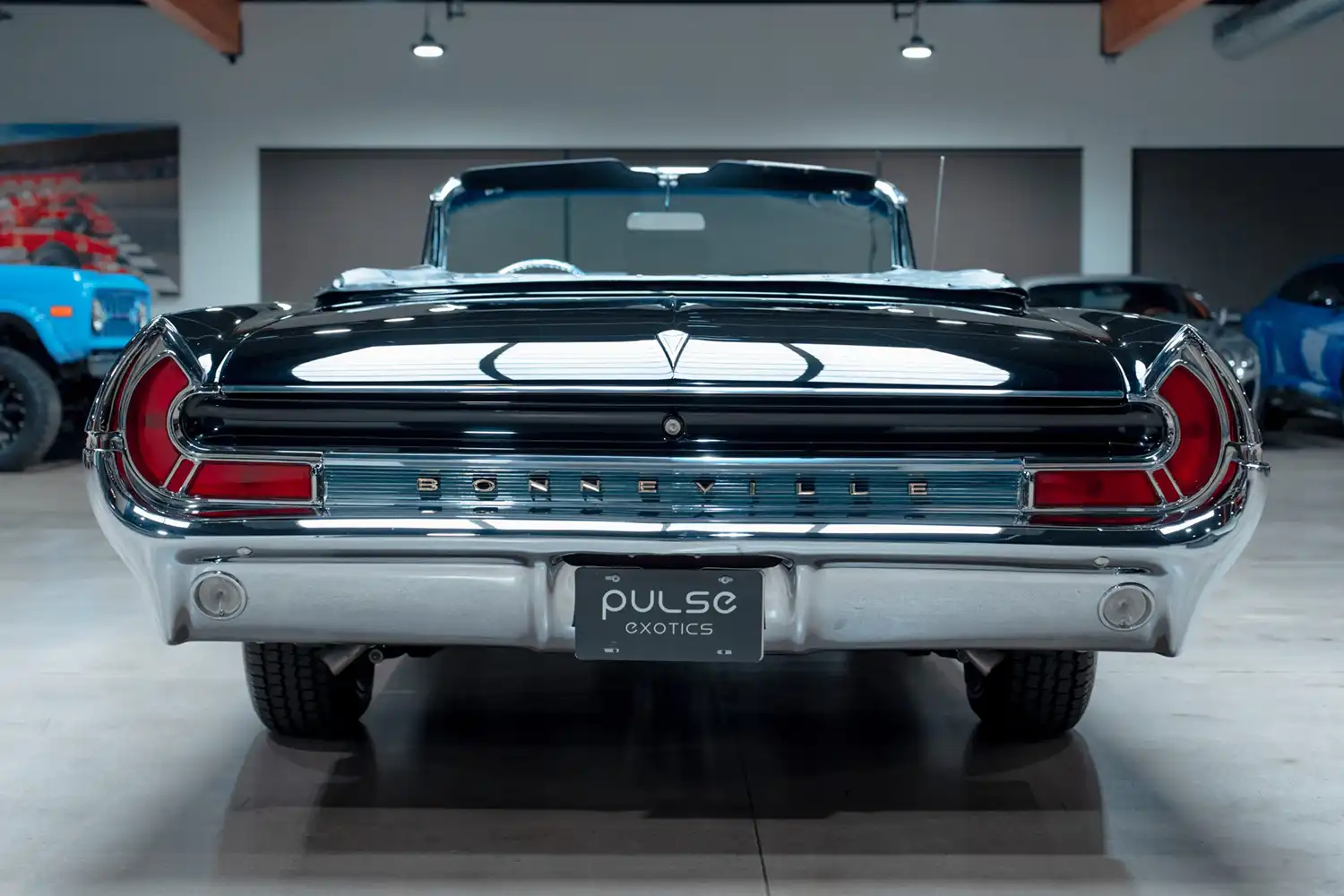 Beauty and Brawn in the 1962 Pontiac Bonneville Convertible