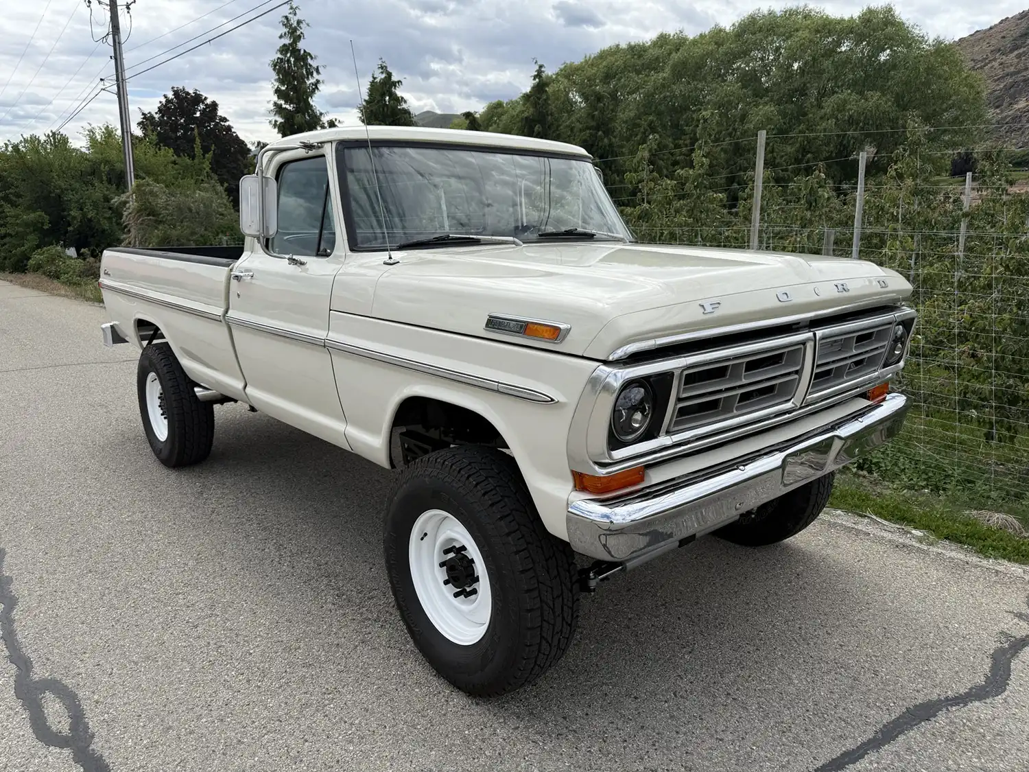 White Wonder: 1972 Ford F-250 Coyote 4×4 Truck