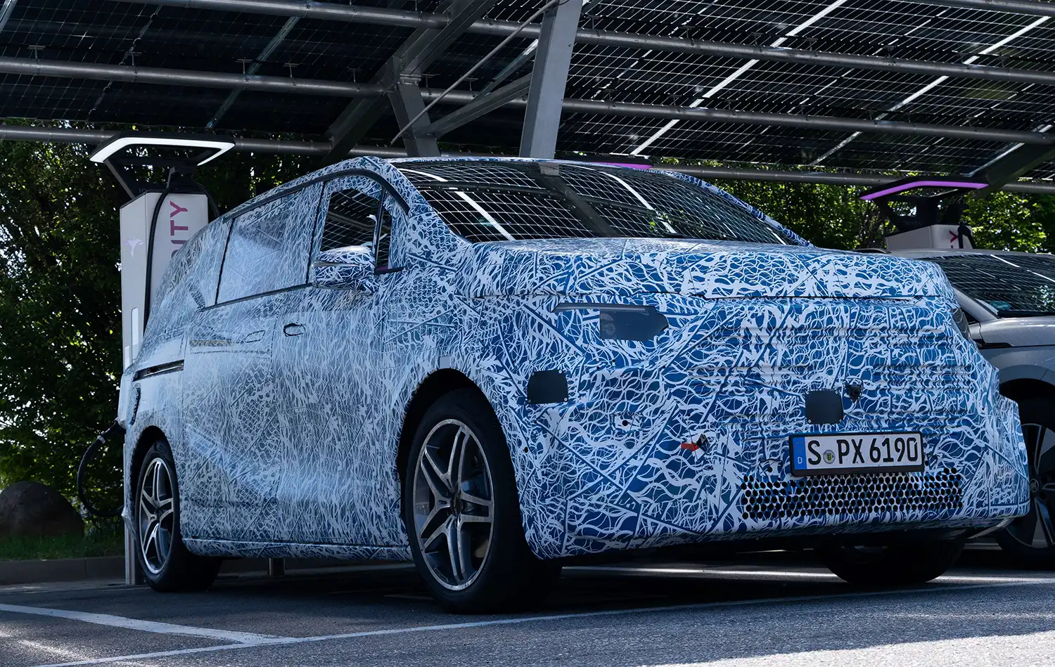 Mercedes-Benz VLE Conquers Alps and Rome with Just Two Charges