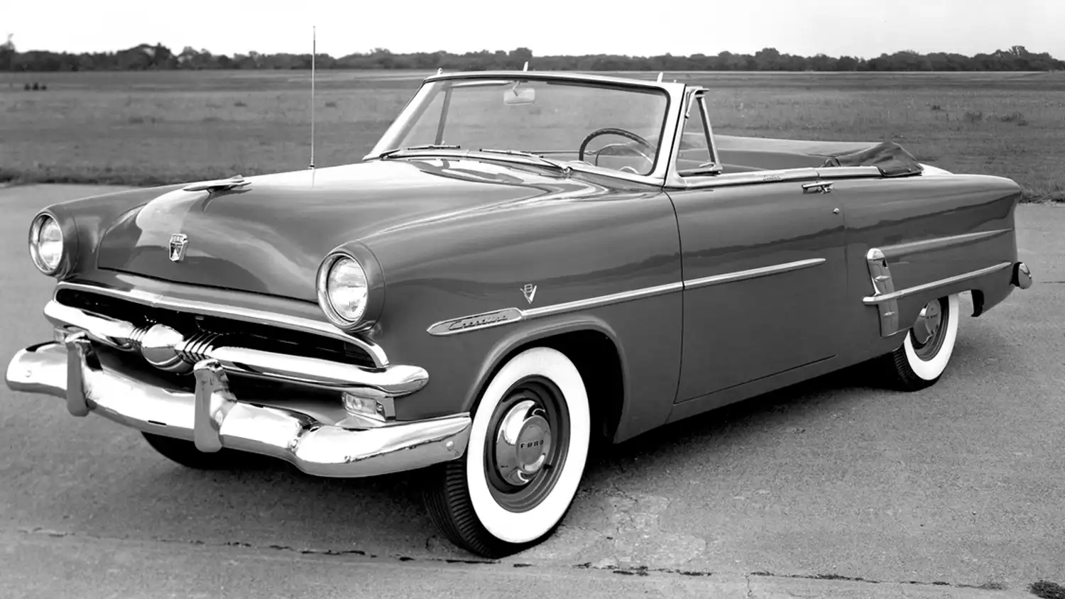Sunliner Splendor: Reliving the Glory of the 1953 Ford Convertible