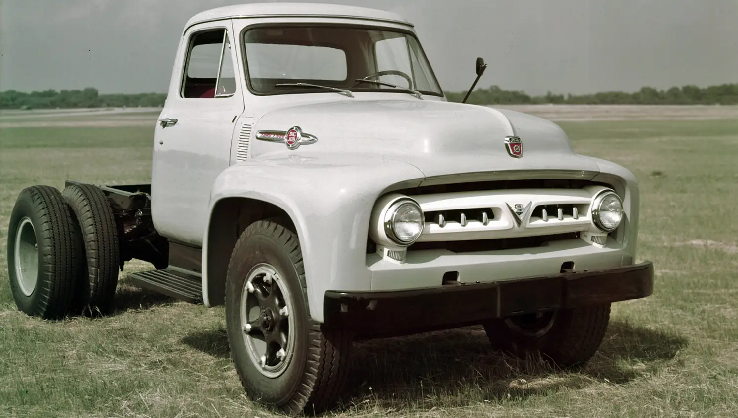 The Mighty 1953 Ford F-700: A True Workhorse