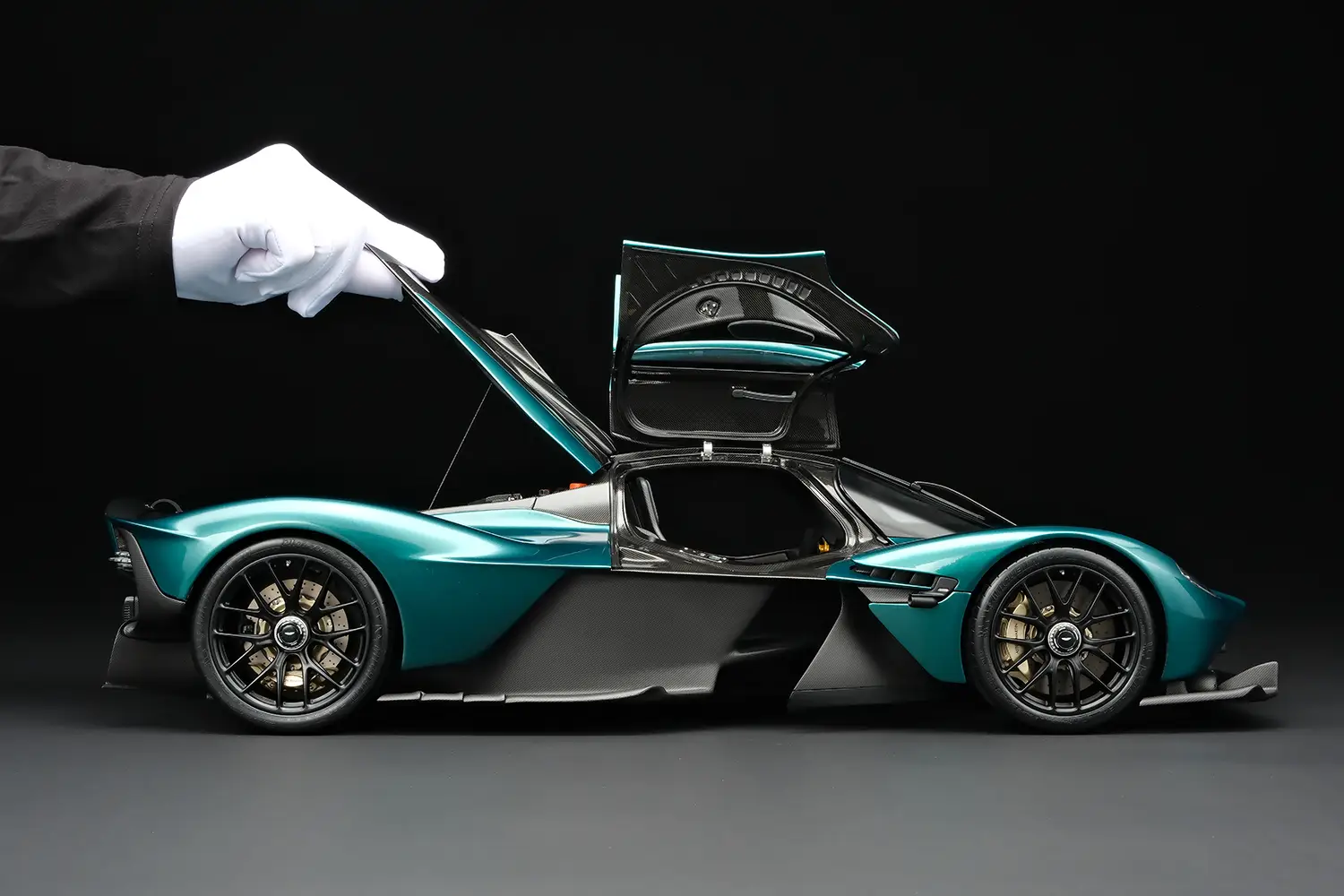 Aston Martin Valkyrie 1:8 scale model