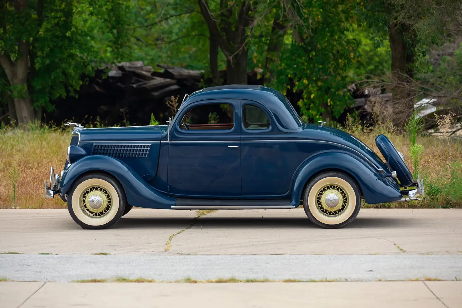 1935 Ford Deluxe 5-Window Coupe