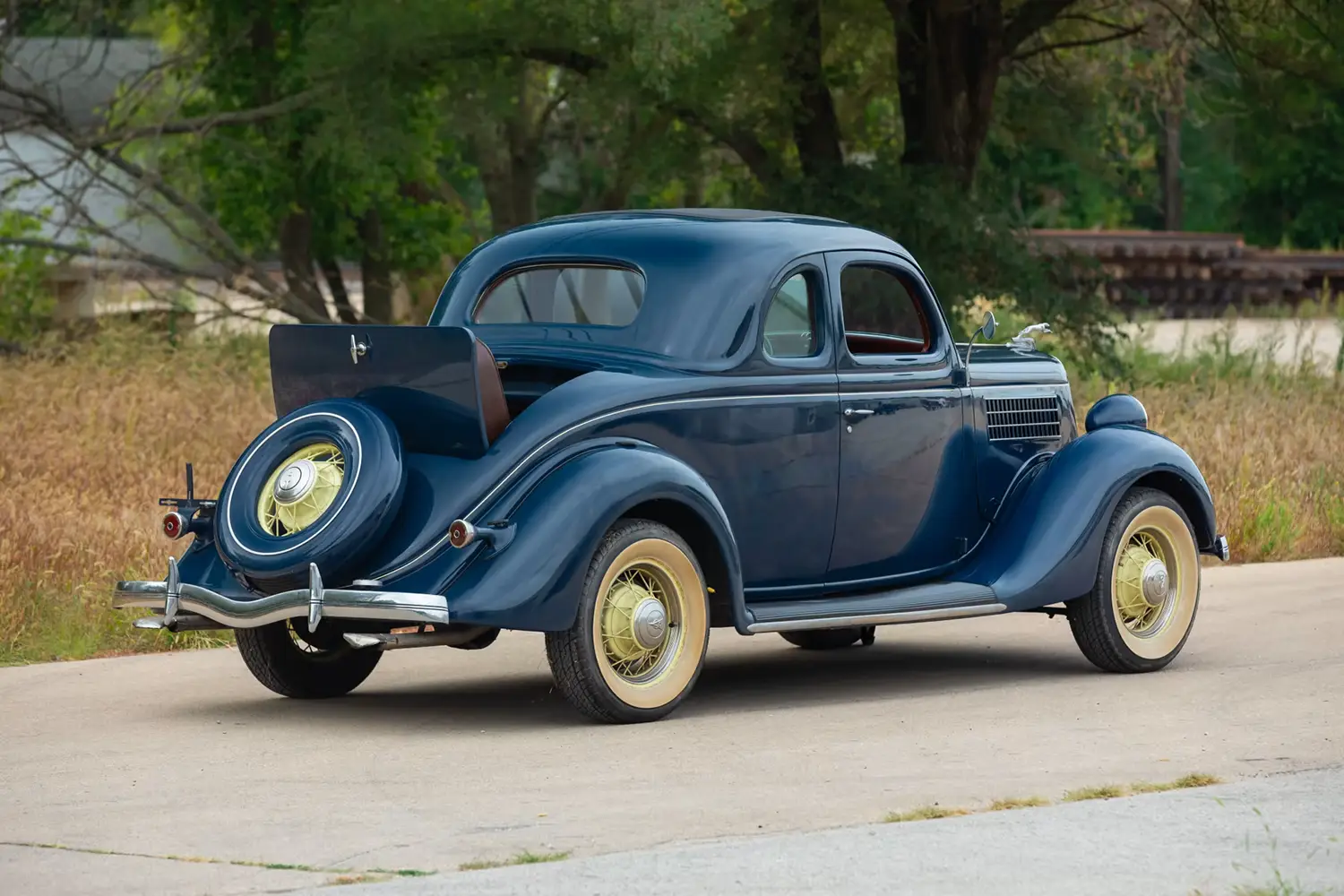 1935 Ford Deluxe 5-Window Coupe