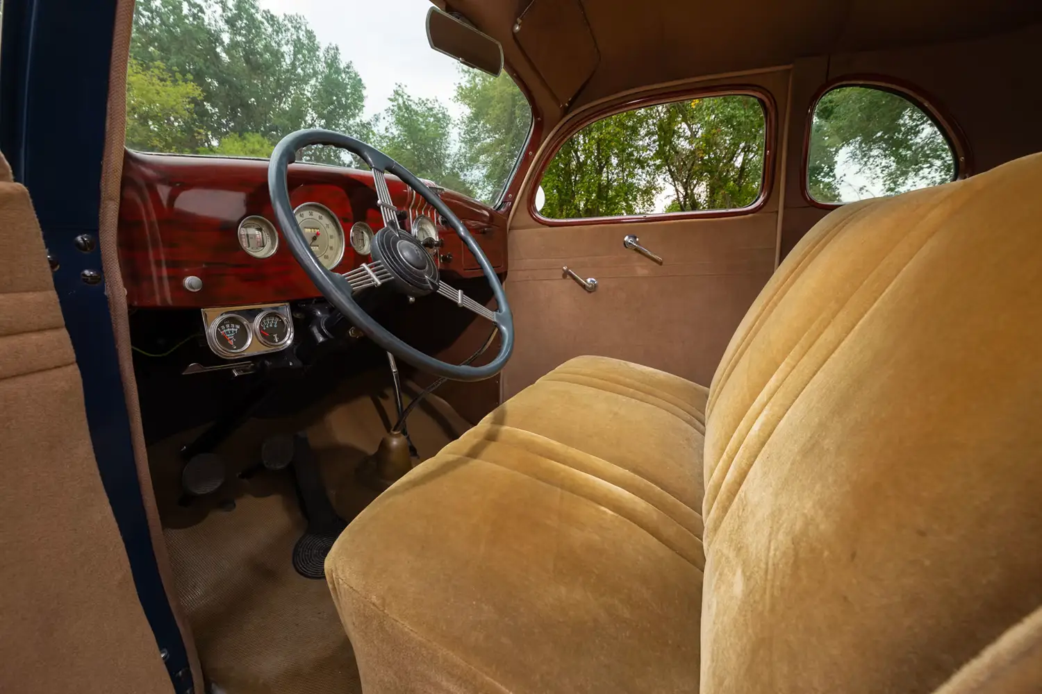 1935 Ford Deluxe 5-Window Coupe