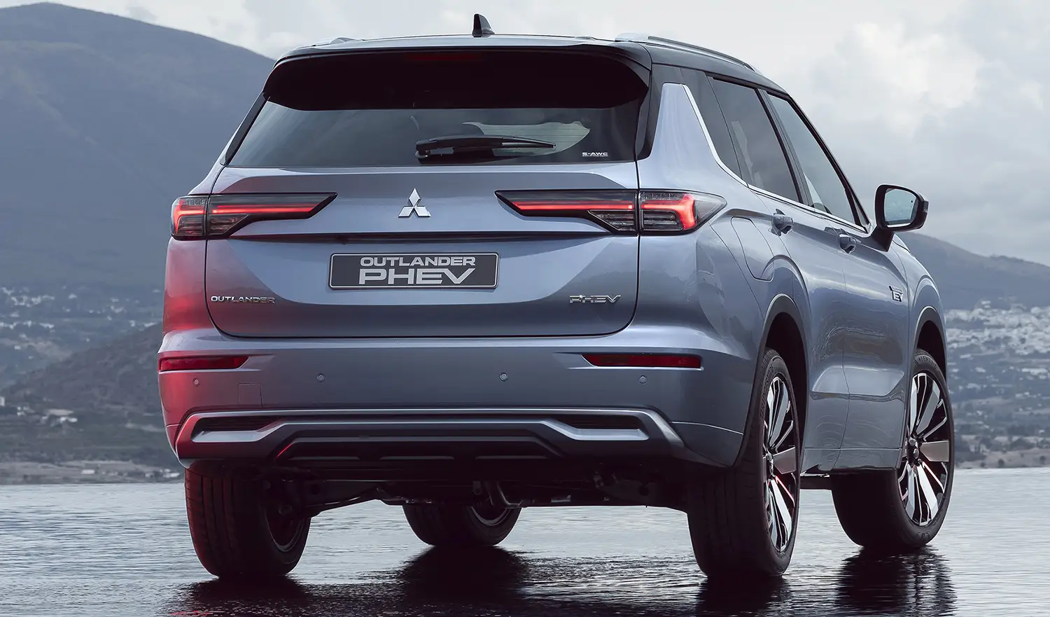 Mitsubishi Outlander PHEV and L200 Mitsubishi Outlander PHEV and L200