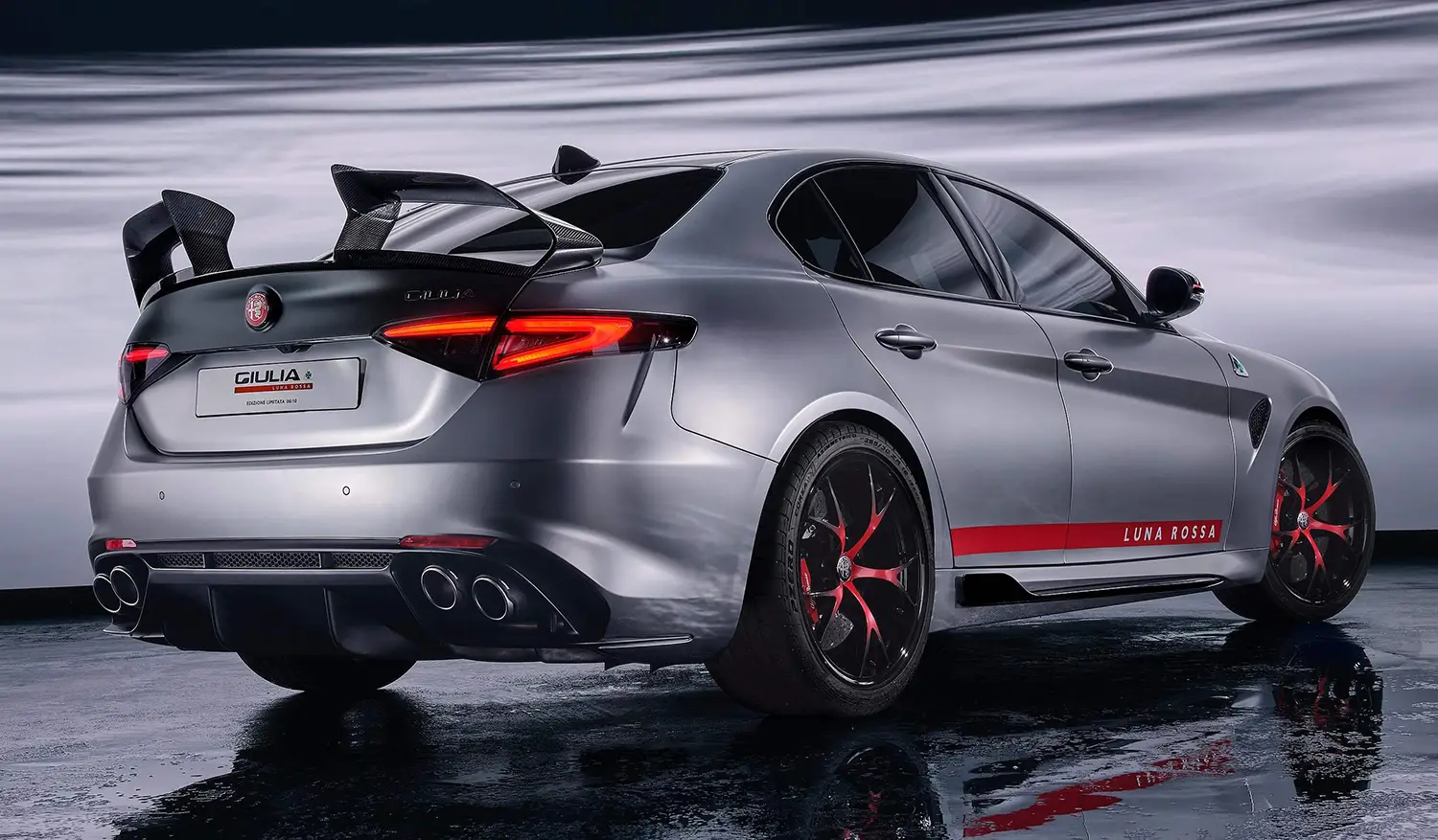 Alfa Romeo Giulia Quadrifoglio Luna Rossa