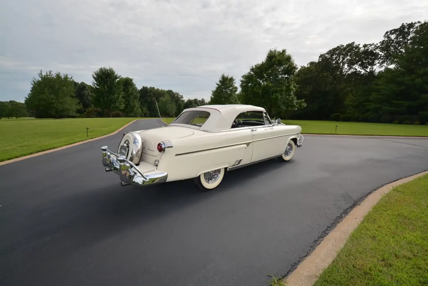 1954 Ford Crestline Sunliner