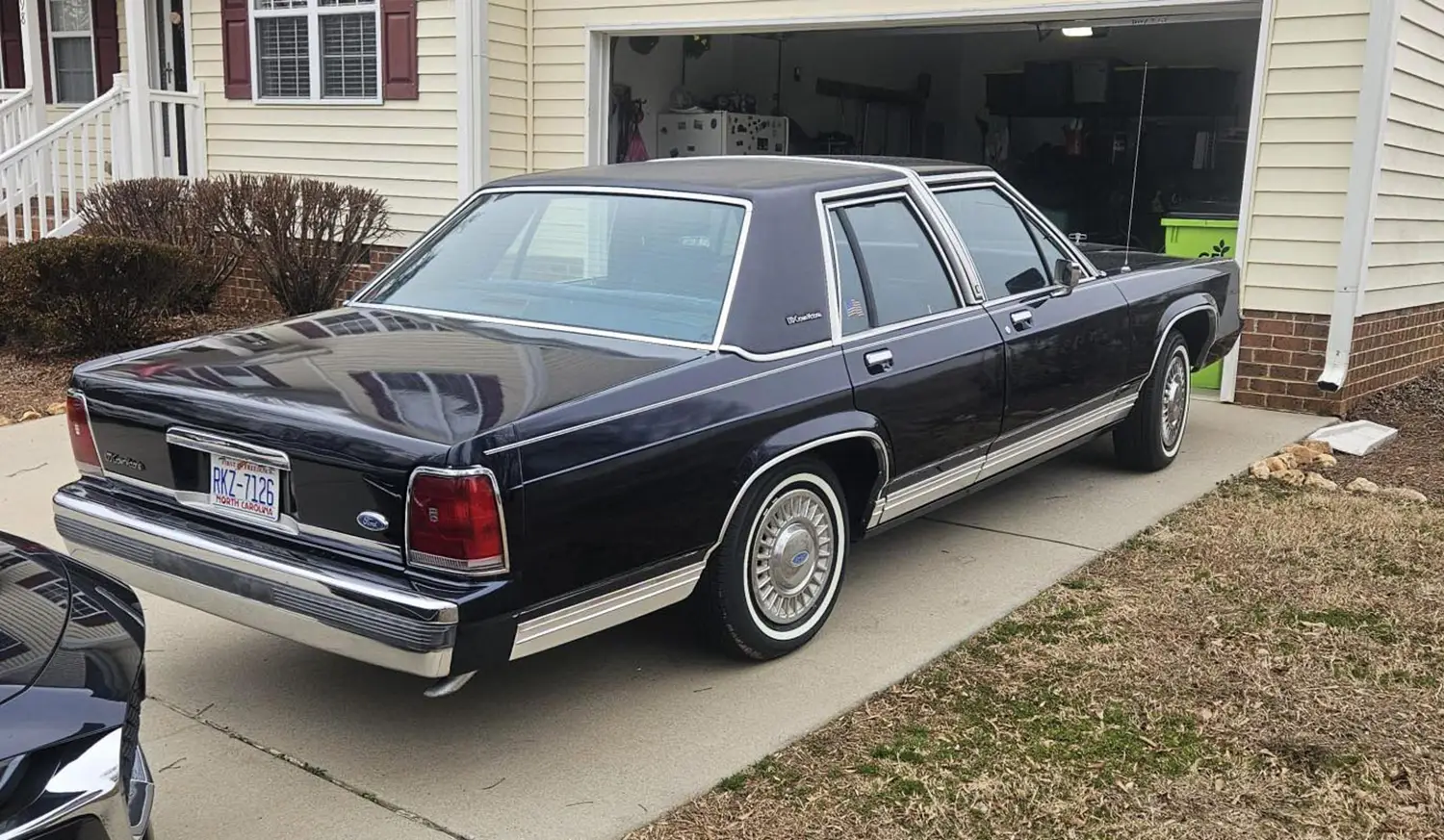1989 Ford LTD Crown Victoria Sedan